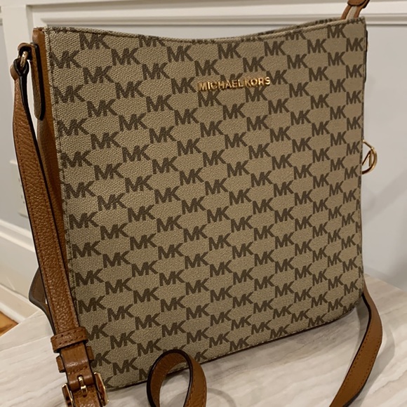 Michael Kors Handbags - Michael Kors Gloria Jet Set Travel Crossbody EUC